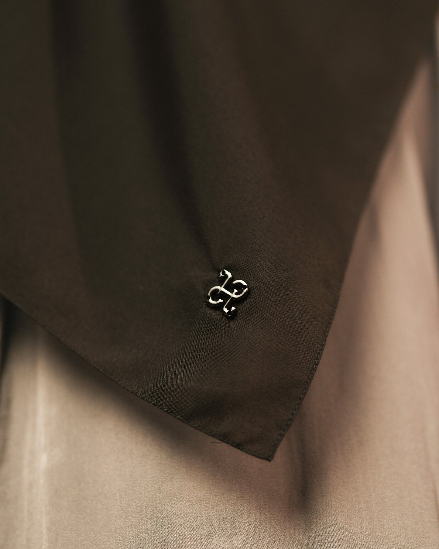 HL Voal Iron Black Logo