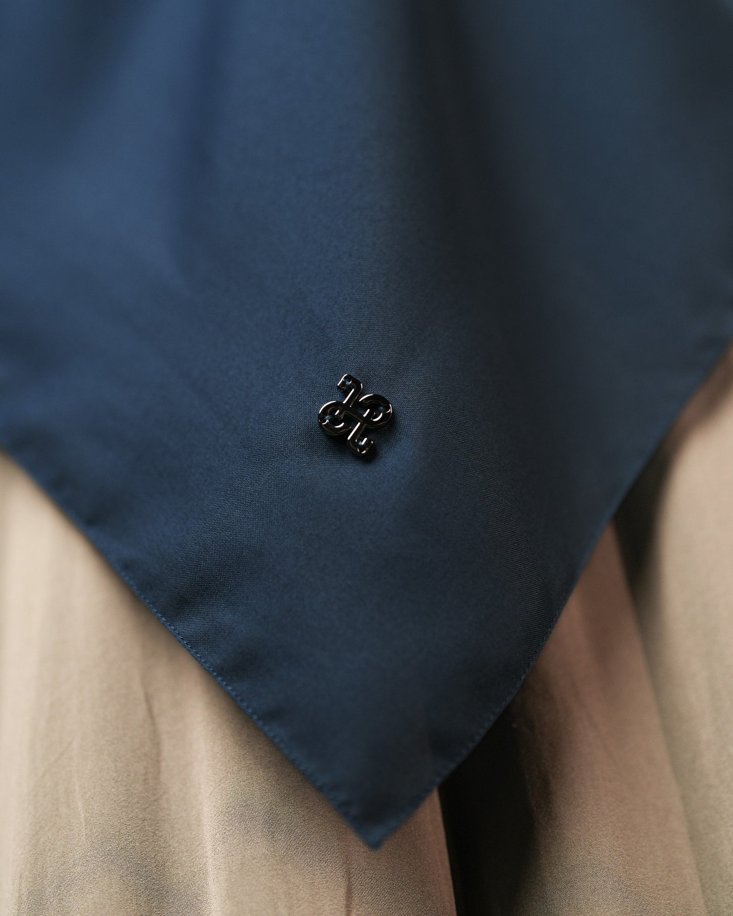 HL Voal Iron Black Logo