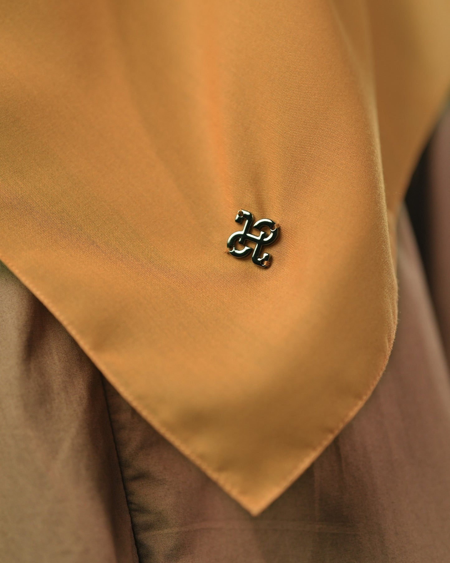 HL Voal Iron Black Logo