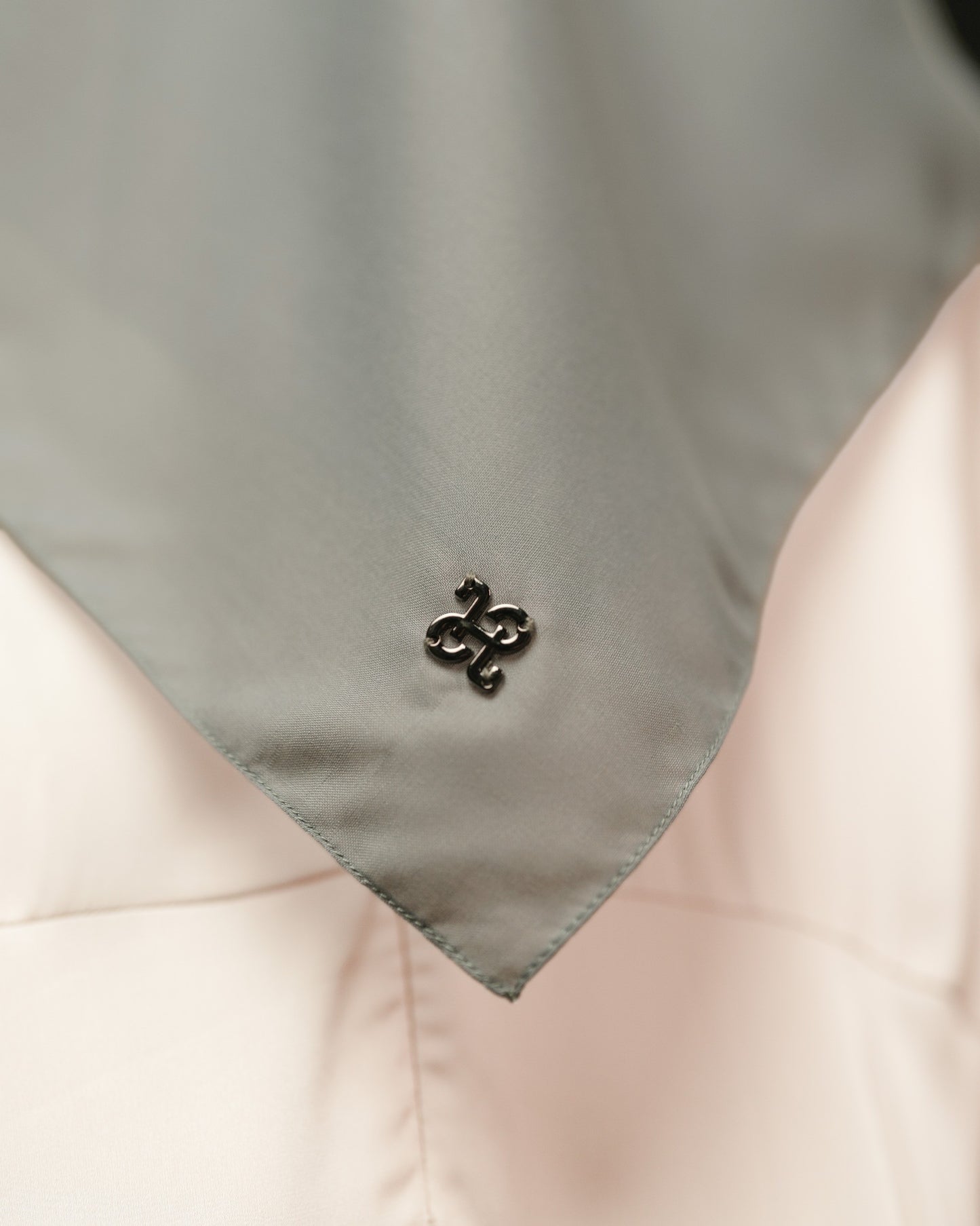 HL Voal Iron Black Logo