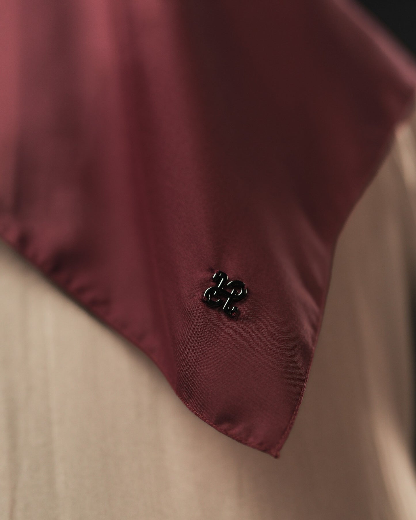 HL Voal Iron Black Logo