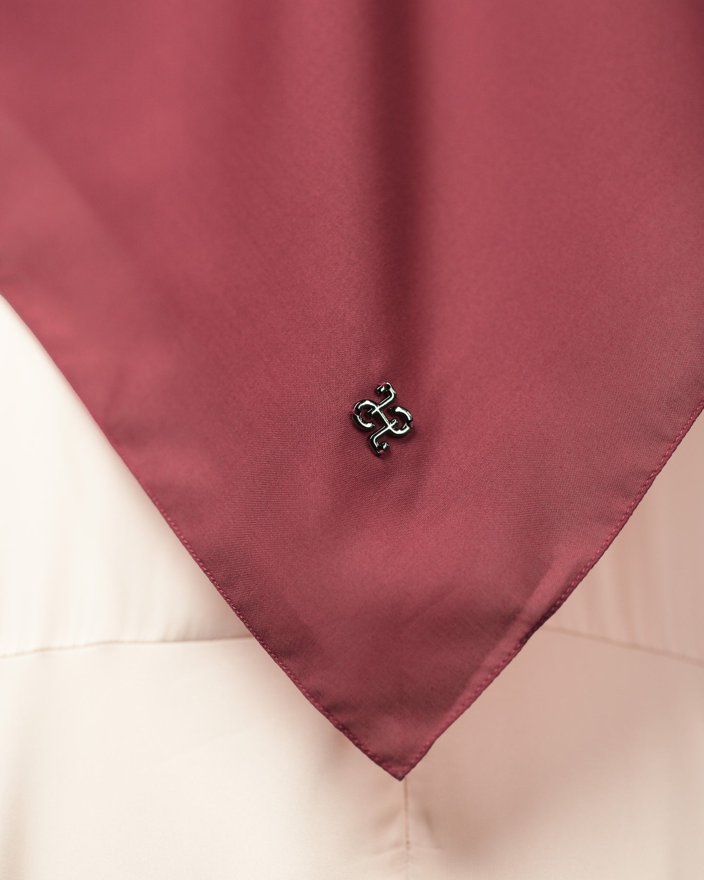 HL Voal Iron Black Logo