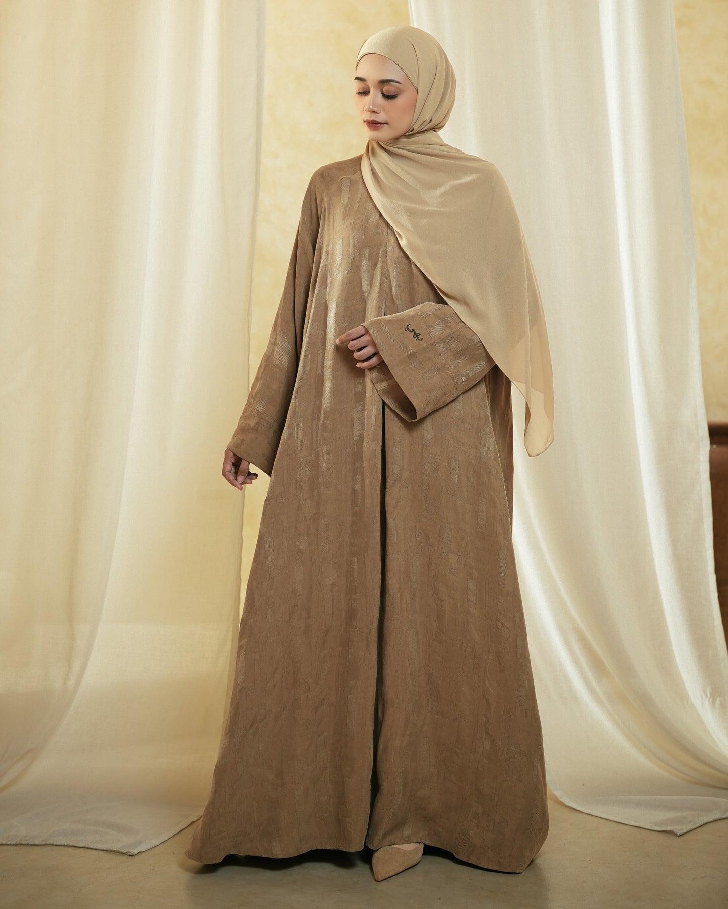 Zareen Abaya